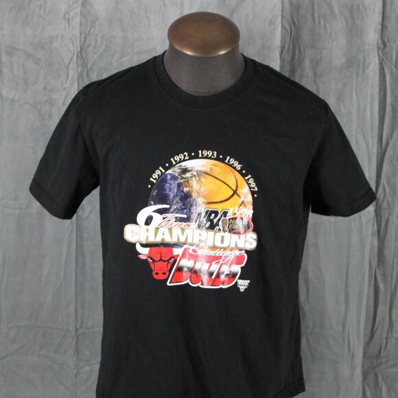 Chicago Bulls Shirt - 6 Time World Champions Iron On Graphic - Men's Medium - Picture 3 of 7